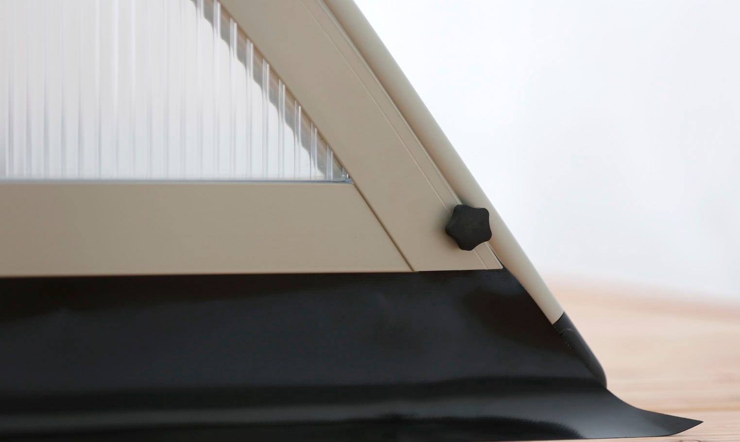 enclosure-details-bottom-raised-edge-pool covers-sydney-australia