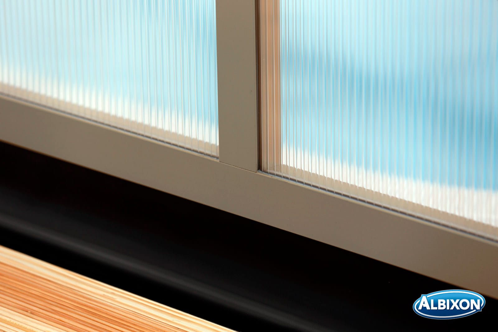 enclosure-details-bottom-raised-edge-pool covers-sydney-australia3