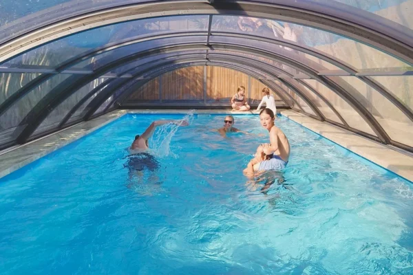 Medium height pool enclosure