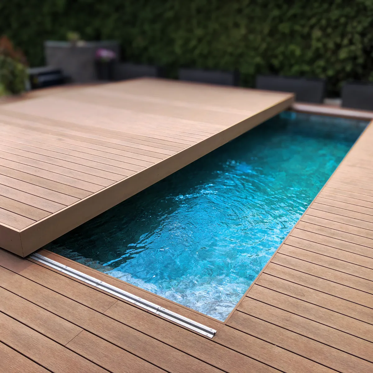 Non-walkable sliding deck pool cover