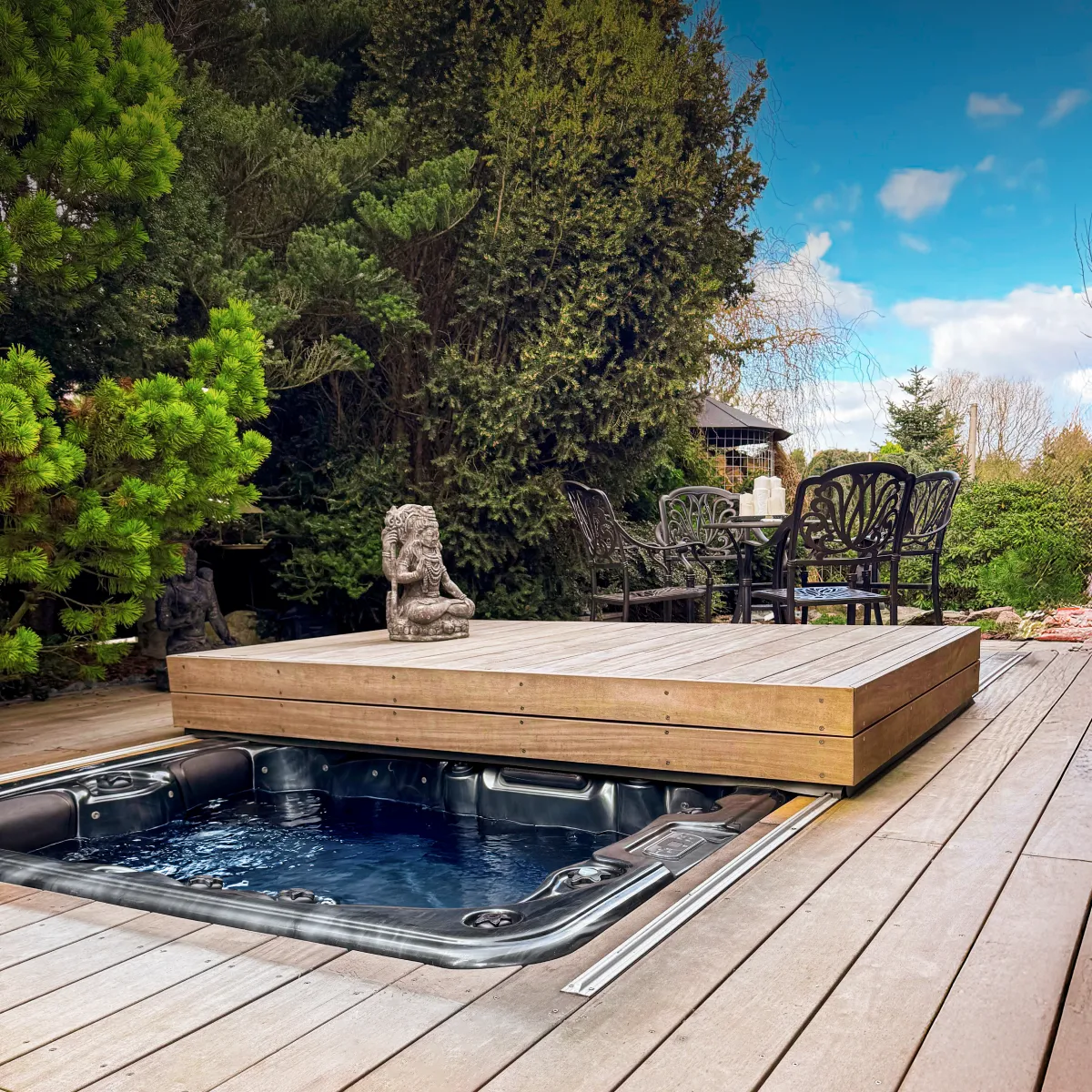 Walkable thermo-insulated sliding deck pool cover